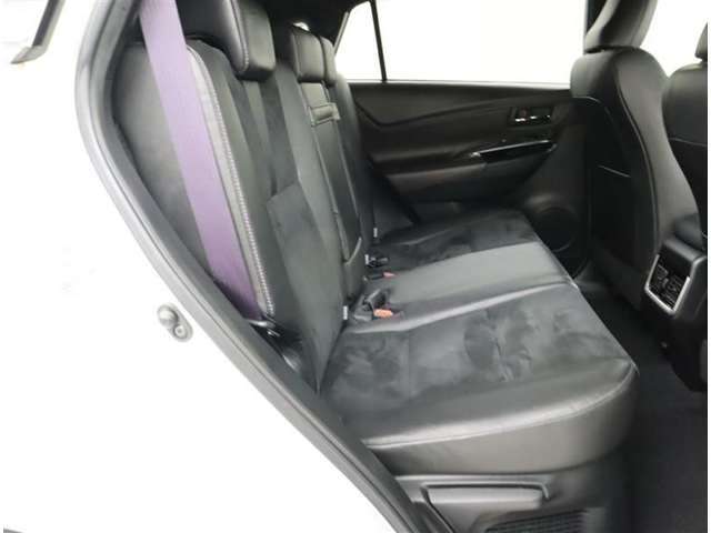 ☆質感の良いシートですね♪セカンドシートも一度、座って乗り心地をお試しください♪