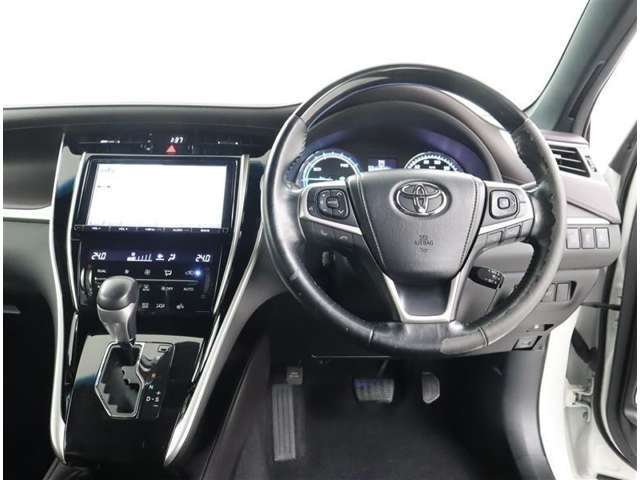 ☆しっかりまとまった感のあるインパネ。各操作スイッチなども使いやすい位置に配置されていますよ。