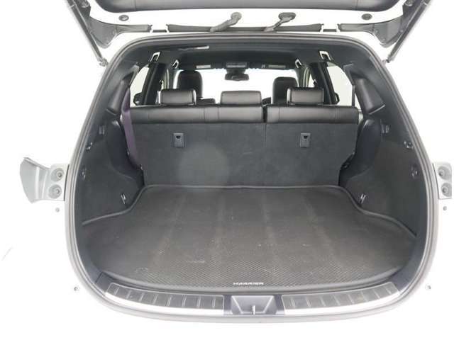 ☆トランクスペースも広く、とっても便利です。バーベキューや釣り、さらにゴルフやボードにも！アクティブに動かれるお客様の強い味方です。後部座席を前方に倒せば広～いフラットスペースになります！