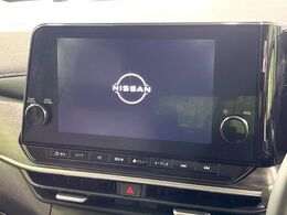【メーカー9インチナビ】インテリアに溶け込むスタイリッシュな「専用設計」メーカーナビを装備♪視認性や操作性など基本性能にも優れ、より上質なカーライフをお楽しみいただけます。