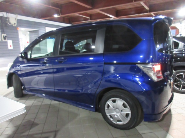 全長421cm、幅169cm、高さ171cmのお車になります。