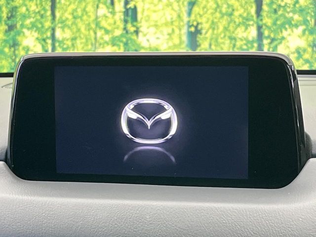 【マツダコネクト】車内の雰囲気にマッチした一体型タイプのディスプレイ。各種車輌設定やBluetooth再生等、様々な機能が楽しめます。専用SDカードのご購入で、ナビ機能も使用出来ます。
