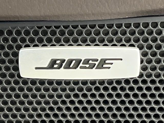 【BOSEサウンドシステム】メーカーオプションの高品位サウンドシステムを搭載。専用のチューニングが施された大小様々なスピーカーから良質なサウンドが奏でられ、臨場感あふれる音響空間を演出します。