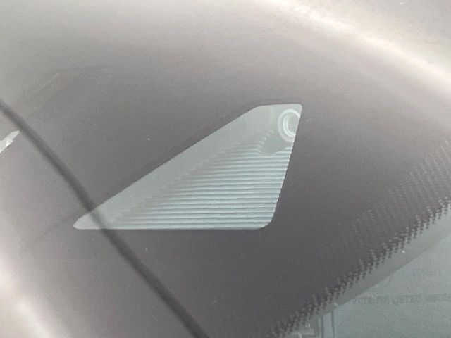 【スマートシティブレーキサポート】低速走行中に前方の車両等を認識し、衝突しそうな時は警報とブレーキで衝突回避と被害軽減をアシスト。より安全にドライブをお楽しみいただけます。