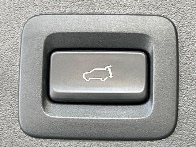 【パワーバックドア】スマートキーや運転席のボタンを押すだけでリアゲートが自動で開閉します！荷物を持っている時や、高い位置にあるバックドアを閉める際に便利な機能です♪