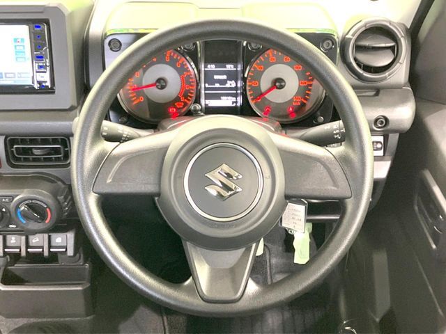 インテリアに合わせたデザインのステアリングは、運転される方のことも考え、運転しやすい形状、大きさです。是非一度、実際に触ってお確かめください。