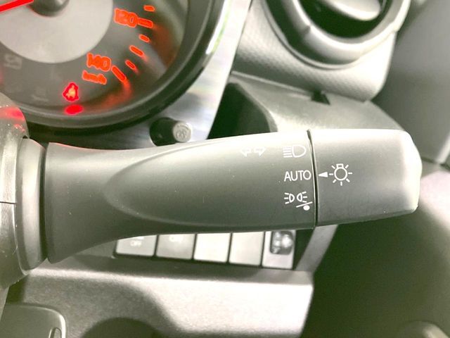 【オートライト】周りの明るさに応じて自動でヘッドライトの点灯・消灯ができる機能です！ライトの付け忘れ・消し忘れなどが無くなり、雨の日や夕方の走行も安心！トンネル通過時も便利ですね♪