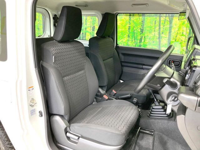 運転席まわりには十分なスペースがあり、大柄な方でもゆったり運転していただける環境です。