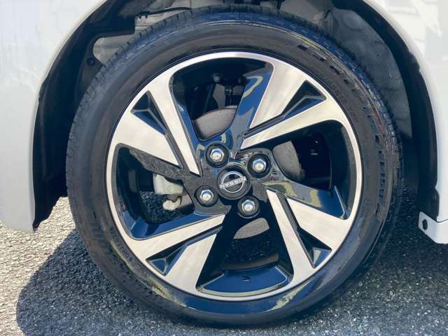 純正のアルミホイールです！お車に合ったデザインのホイールになっています！