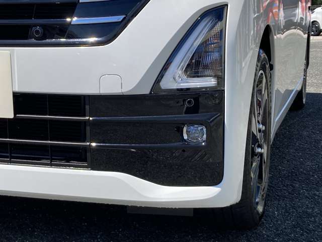 【フォグランプ】豪雨や霧が発生した時に視界を確保したり、対向車に自分の存在をアピールする役割もあります。