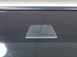 【ホンダセンシング】走行中に前方の車両等を認識し、衝突しそうな時は警報とブレーキで衝突回避と被害軽減をアシスト。より安全にドライブをお楽しみいただけます。