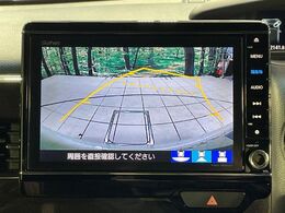 【バックカメラ】駐車時に後方がリアルタイム映像で確認できます。大型商業施設や立体駐車場での駐車時や、夜間のバック時に大活躍！運転スキルに関わらず、今や必須となった装備のひとつです！