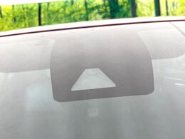 【トヨタセーフティセンス】走行中に前方の車両等を認識し、衝突しそうな時は警報とブレーキで衝突回避と被害軽減をアシスト。より安全にドライブをお楽しみいただけます。