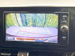 【バックカメラ】駐車時に後方がリアルタイム映像で確認できます。大型商業施設や立体駐車場での駐車時や、夜間のバック時に大活躍！運転スキルに関わらず、今や必須となった装備のひとつです！