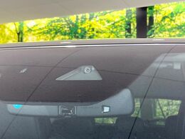 【i-ACTIVESENSE】走行中に前方の車両等を認識し、衝突しそうな時は警報とブレーキで衝突回避と被害軽減をアシスト。より安全にドライブをお楽しみいただけます。