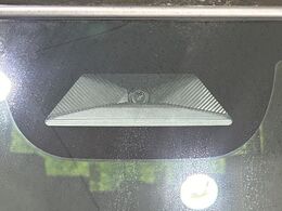 【ホンダセンシング】走行中に前方の車両等を認識し、衝突しそうな時は警報とブレーキで衝突回避と被害軽減をアシスト。より安全にドライブをお楽しみいただけます。