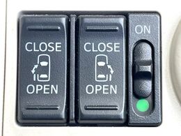 【両側パワースライドドア】スマートキーや運転席のスイッチで後席両側スライドドアの開閉が可能♪電動だから力を入れてドアを開ける必要が無く、小さなお子様でも簡単に開け閉めでき快適です♪