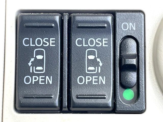 【両側パワースライドドア】スマートキーや運転席のスイッチで後席両側スライドドアの開閉が可能♪電動だから力を入れてドアを開ける必要が無く、小さなお子様でも簡単に開け閉めでき快適です♪