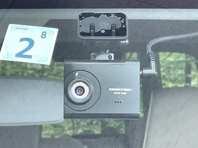 【ドライブレコーダー】安心・安全なカーライフに必須のドライブレコーダーを装備！走行中はもちろん、あおり運転や事故に遭遇した際の状況も映像で記録し、万一のリスクに備えます。