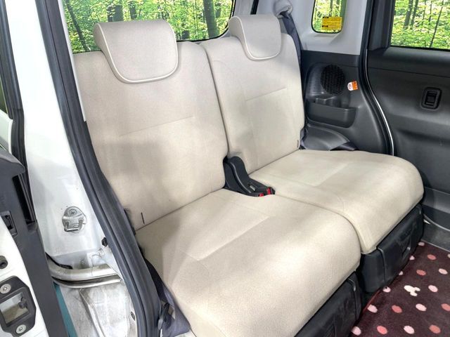 後部座席も気になるようなキズ・汚れやへたり等、大きなダメージはなく、良好な状態です。