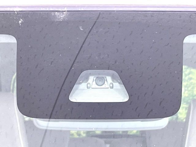 【スマートアシスト】走行中に前方の車両等を認識し、衝突しそうな時は警報とブレーキで衝突回避と被害軽減をアシスト。より安全にドライブをお楽しみいただけます。