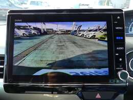 リアカメラが装備されており、後方の安全確認はもちろんのこと狭い場所での駐車や雨の日・夜間など視界の悪いコンディションでのストレスの軽減にもなります。