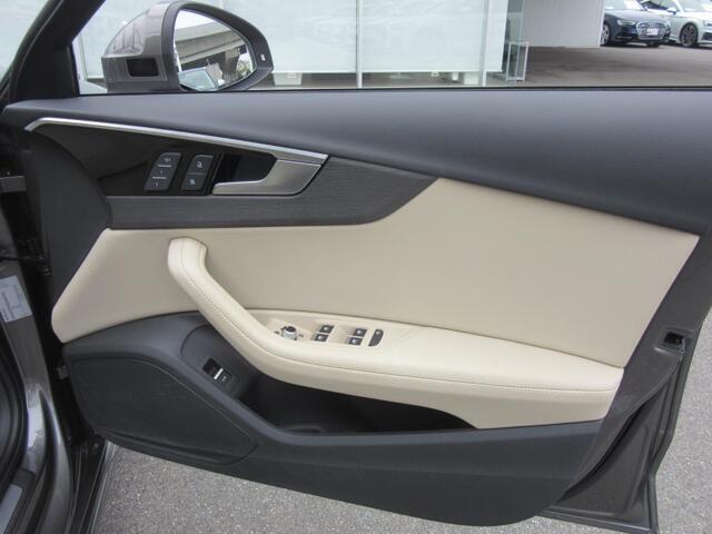 ドア内張もシートカラーにあわせています。ドアミラー内側には後続車を知らせるサイドアシスト
