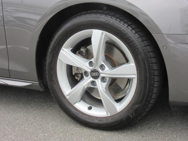 全車両に標準装備の純正アルミホイールは、純正ならではのバランスの良いデザインと、走行安定性をお楽しみ頂けます。