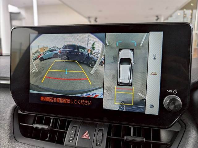 【パノラミックビューモニター】を装備しております。全周囲カメラで危険察知。狭い駐車場でも安心して駐車できますね。