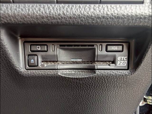 【ETC車載器】を装備しておりますので、ご納車直後からの遠距離ドライブも可能です。土日の利用料金の割引や、朝夕の通行料金を割引料金で高速道路をお楽しみいただけます。