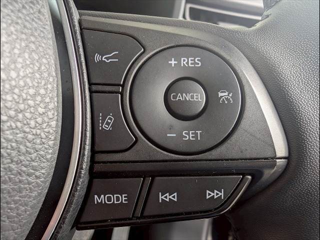 【レーダークルーズコントロール】装備車両です。レーダーやカメラを使って前を走るクルマの状況を検知して速度を調整してくれます。遠距離ドライブの高速道路などでは大活躍で疲労軽減に役立ちます。