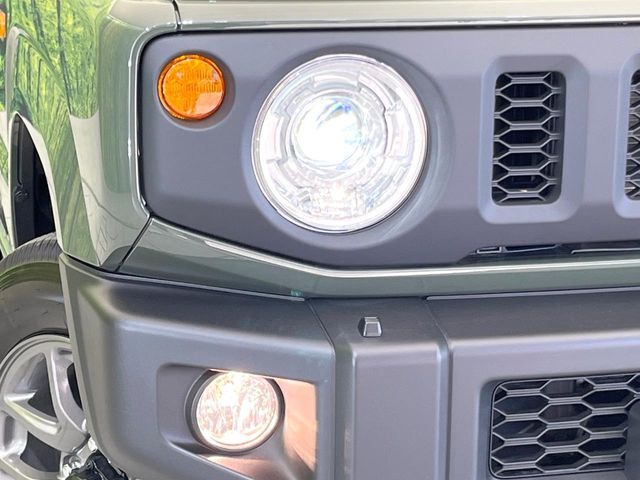【LEDヘッドライト】悪天候や夜間走行時も良好な視界を確保し安心して運転できる高輝度LEDヘッドライトを装備！点灯速度が早く、消費電力も抑えられています。