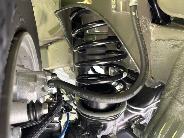お車を安心してお乗りいただく為には、足回りの定期点検が欠かせません。サービスサポート（有償保証）では無料点検もご提供しており、安心のカーライフをお過ごしいただけるサポート体制が整っています。