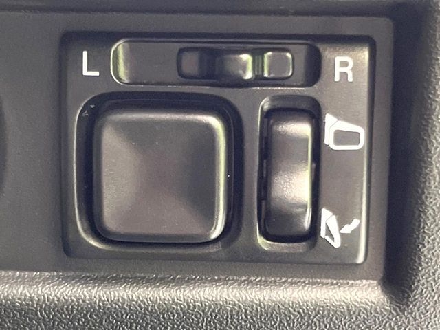 【電動格納ミラー】サイドミラーは電動格納式となっており、狭い駐車場でもキズがつくリスクを抑えられます。