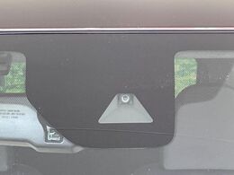 【エマージェンシーブレーキ】走行中に前方の車両等を認識し、衝突しそうな時は警報とブレーキで衝突回避と被害軽減をアシスト。より安全にドライブをお楽しみいただけます。