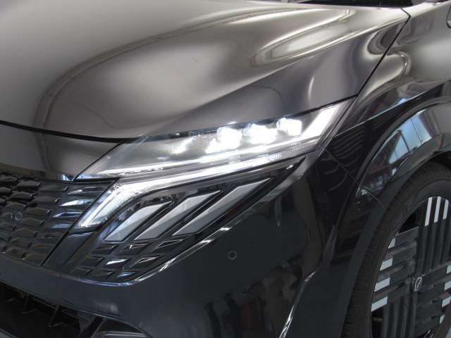 夜間走行の様々な局面に向けて、LEDヘッドランプで視認性をしっかり確保☆ハロゲンヘッドランプのおおよそ2倍の光量で、広範囲に明るくドライバーをサポートしてくれます。