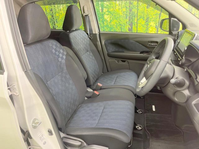 運転席シート廻りは使用感も少なく、良好な状態となっています。前オーナー様が丁寧に使っていたことがよくわかりますね。