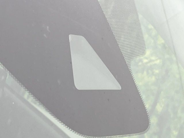 【エマージェンシーブレーキ】走行中に前方の車両等を認識し、衝突しそうな時は警報とブレーキで衝突回避と被害軽減をアシスト。より安全にドライブをお楽しみいただけます。