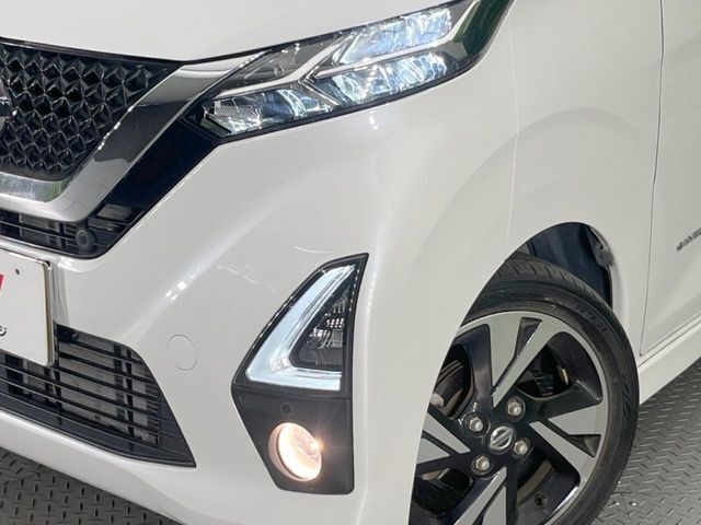 【LEDヘッドライト】悪天候や夜間走行時も良好な視界を確保し安心して運転できる高輝度LEDヘッドライトを装備！点灯速度が早く、消費電力も抑えられています。