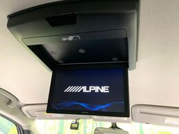 【フリップダウンモニター】大画面モニターで後席でもエンタメをお楽しみいただけます。小さなお子様にも大人気の装備です♪