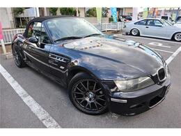 人気ディーラー車！左ハンドル！オープンカー！自慢のカスタムでばっちり決めています！人気黒！素晴らしい上物です！5MT！走りも楽しい！半本革！雨漏りなし！ナビ！DVD！フルセグ！キーレス！半本革！豪華！