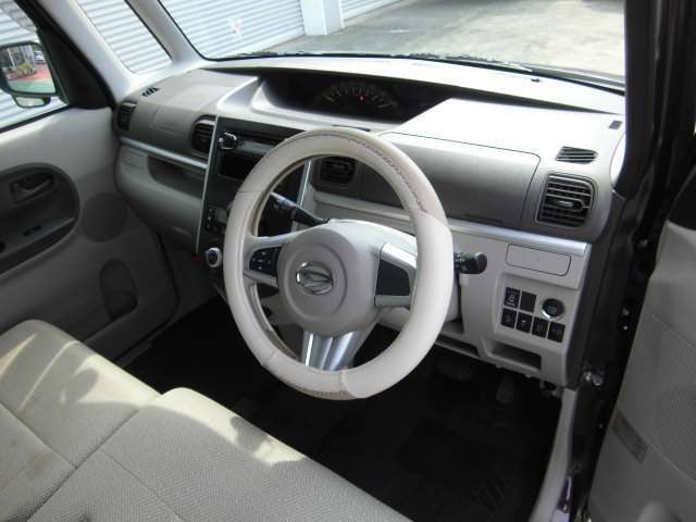 インパネオートマ車なので足元も広々です！