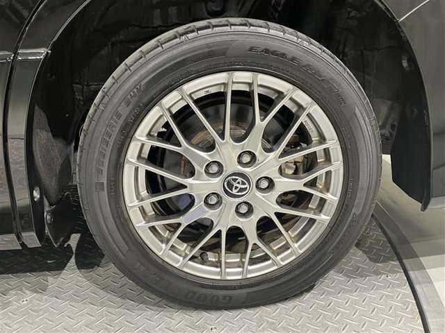 【タイヤ・ホイール】205/55R16の純正アルミタイヤになります。スタッドレスタイヤもこのサイズをお求め下さい。