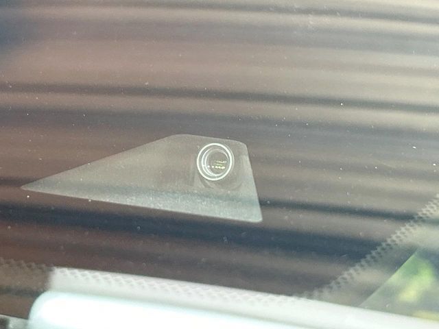 【エマージェンシーブレーキ】走行中に前方の車両等を認識し、衝突しそうな時は警報とブレーキで衝突回避と被害軽減をアシスト。より安全にドライブをお楽しみいただけます。