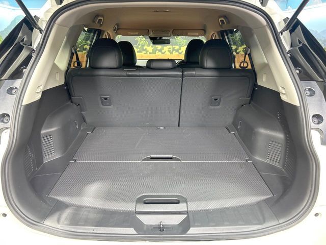 積み下ろしのしやすいデッキにはたっぷりと荷物を積み込んでいただけます。遊びから仕事まで、様々なシーンで頼れます♪