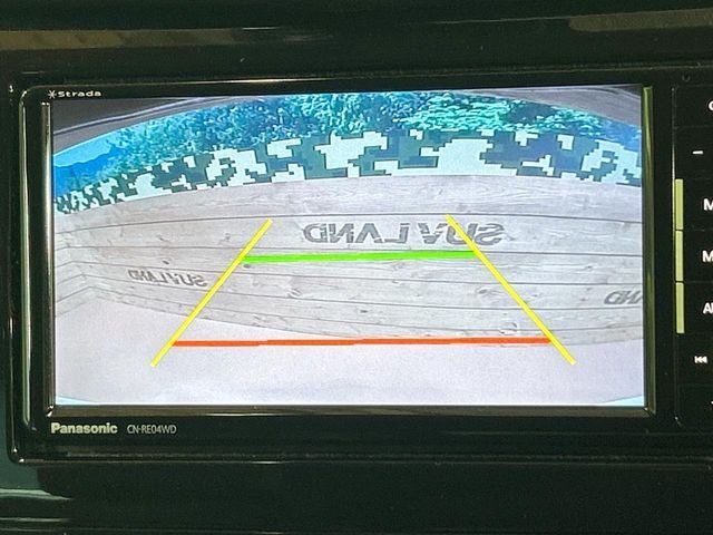 【バックカメラ】駐車時に後方がリアルタイム映像で確認できます。大型商業施設や立体駐車場での駐車時や、夜間のバック時に大活躍！運転スキルに関わらず、今や必須となった装備のひとつです！
