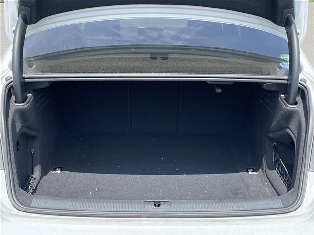 積み込みやすくて、たっぷり積める荷室です。シートアレンジできるものは、乗車人数と荷物の量や大きさによってシートを動かすことができるので、より快適なドライブが可能です！