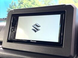 【ディスプレイオーディオ】お持ちのスマホやMP3プレイヤーとの無線接続で音楽再生が可能！コードで繋ぐわずらわしさも無く、手軽にお気に入りの音楽を楽しめます。