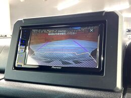 【バックカメラ】駐車時に後方がリアルタイム映像で確認できます。大型商業施設や立体駐車場での駐車時や、夜間のバック時に大活躍！運転スキルに関わらず、今や必須となった装備のひとつです！