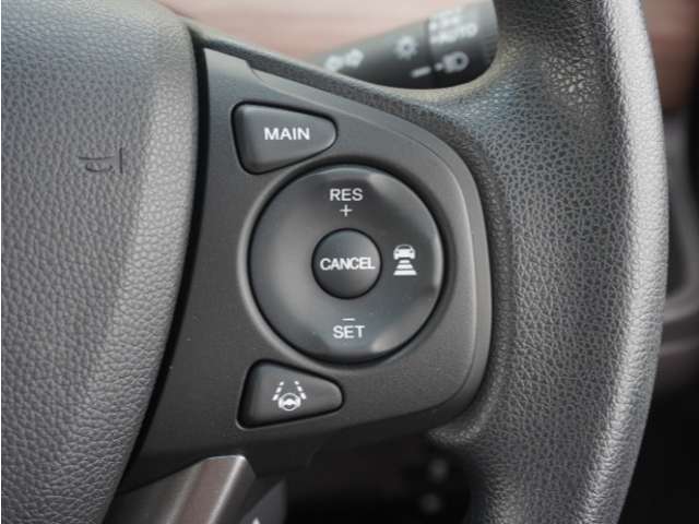 【アダプティブクルーズコントロール】予め設定した車速内でクルマが自動的に加減速。前走車との適切な車間距離を維持しながら追従走行します。【LKAS】車線維持支援システムでステアリング操作を支援。